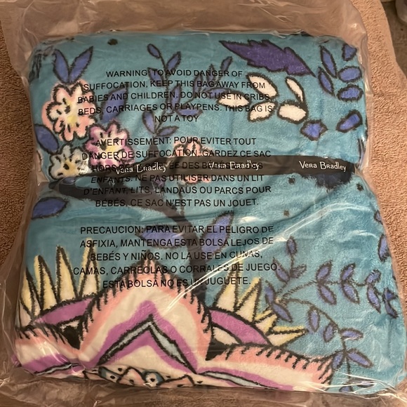 Vera Bradley Fleece Blanket NWT - Picture 4 of 6